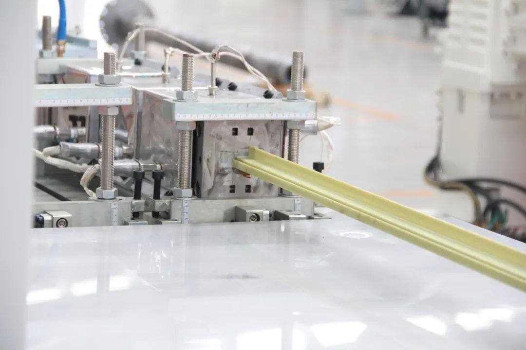 金韦尔智能装备与安徽汭屹新材料签订光伏聚氨酯复合边框拉挤设备